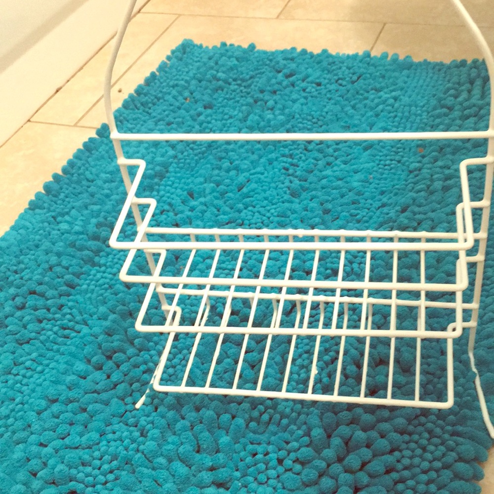 A bath tub sponge holder